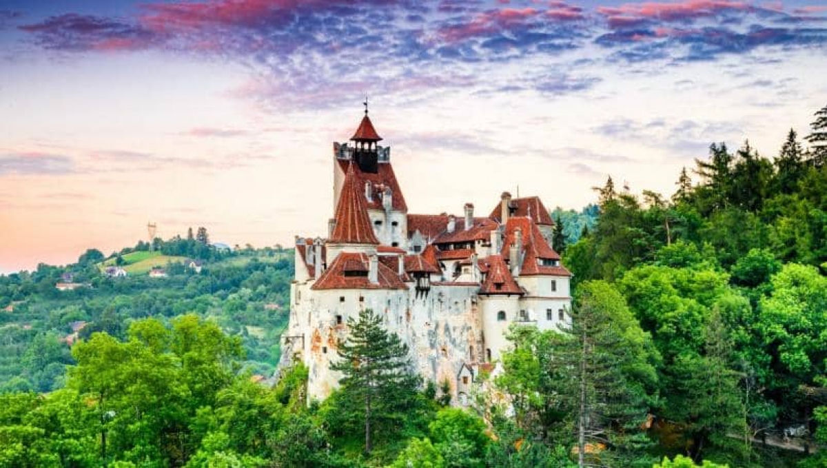 Castillo de Drácula ofrece vacunas contra COVID-19 a sus visitantes