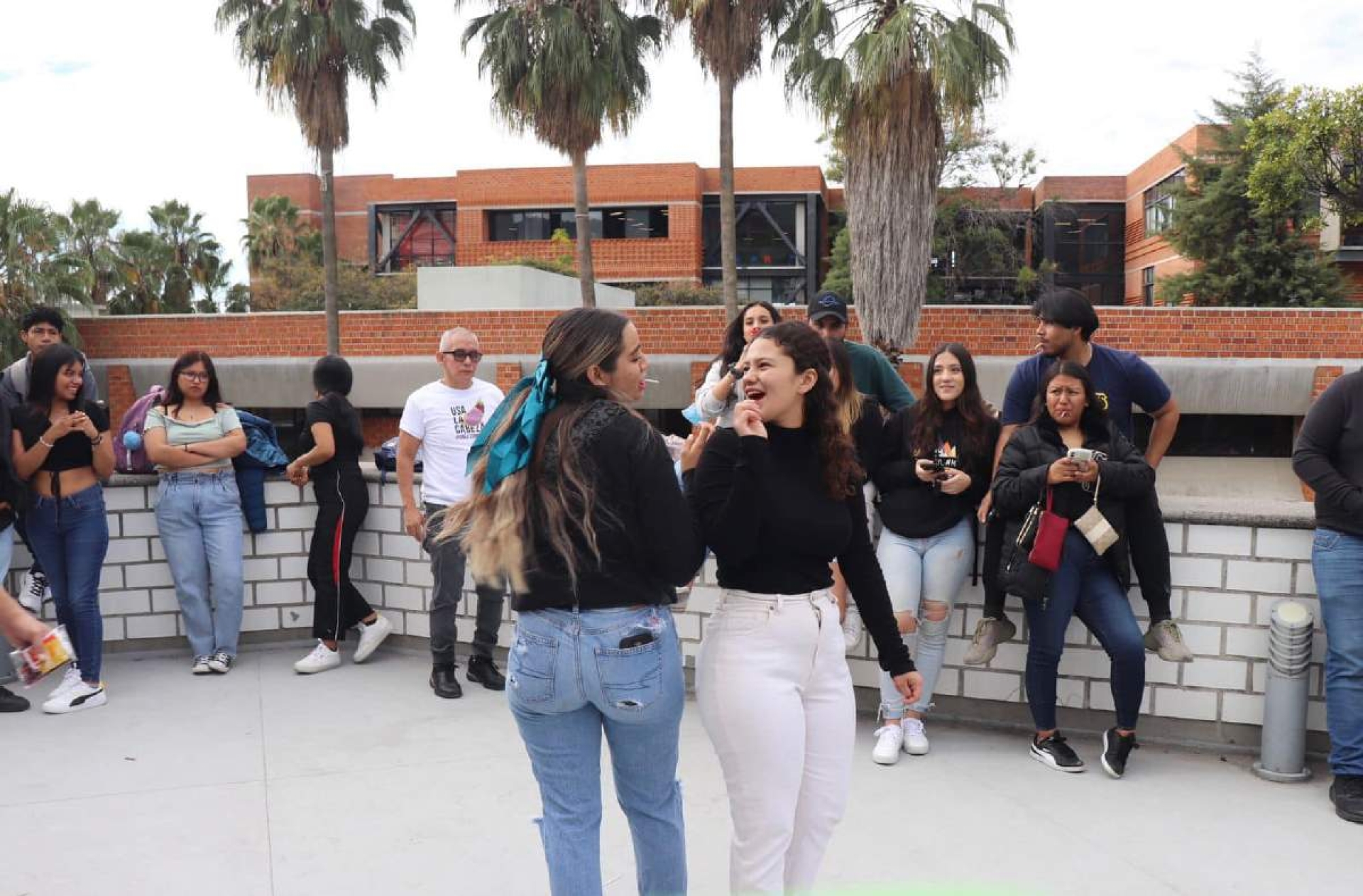 Capta sector servicios a la mayoría de jóvenes en México