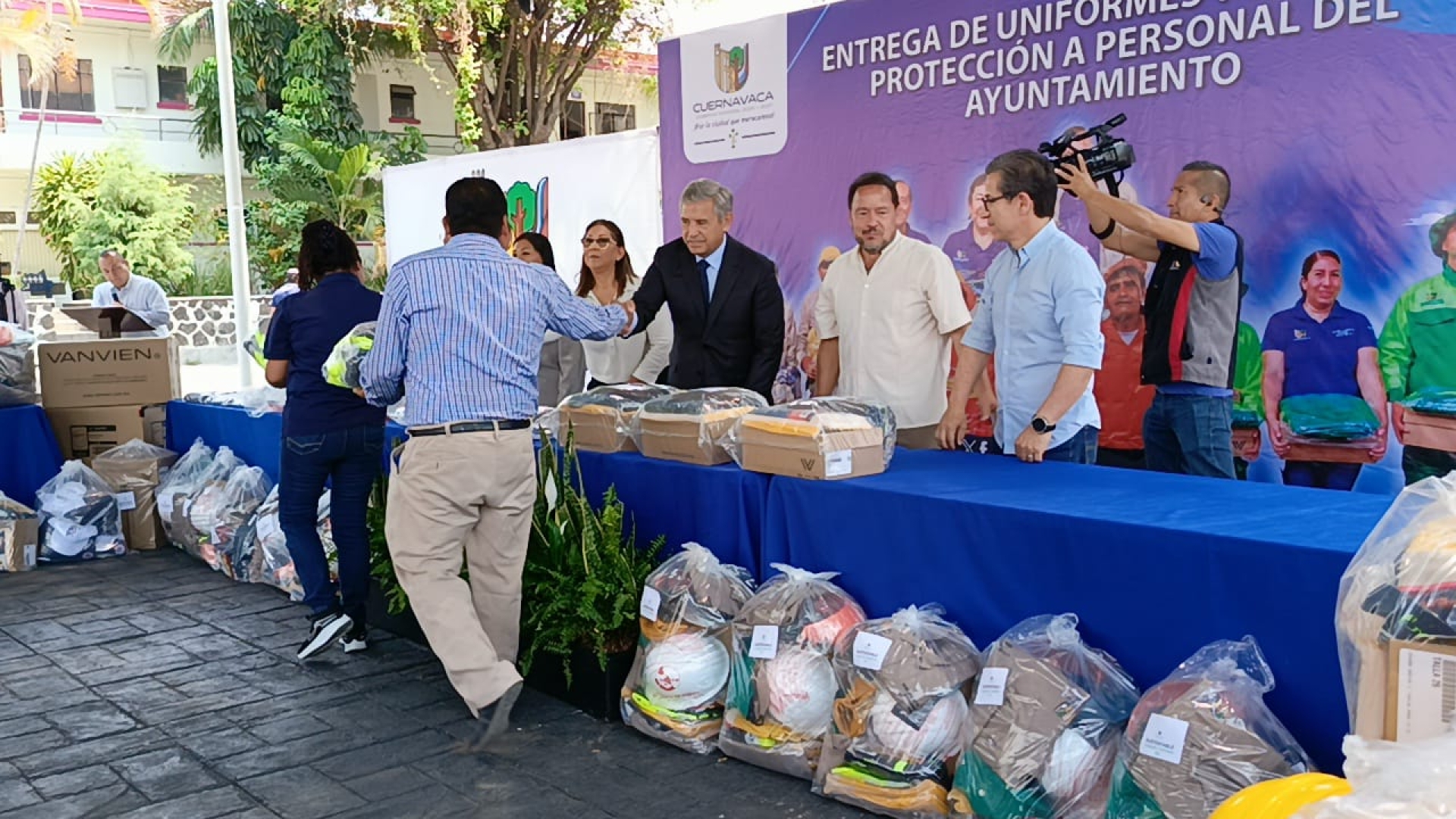 Entrega alcalde uniformes y equipo de protección a personal del ayuntamiento capitalino