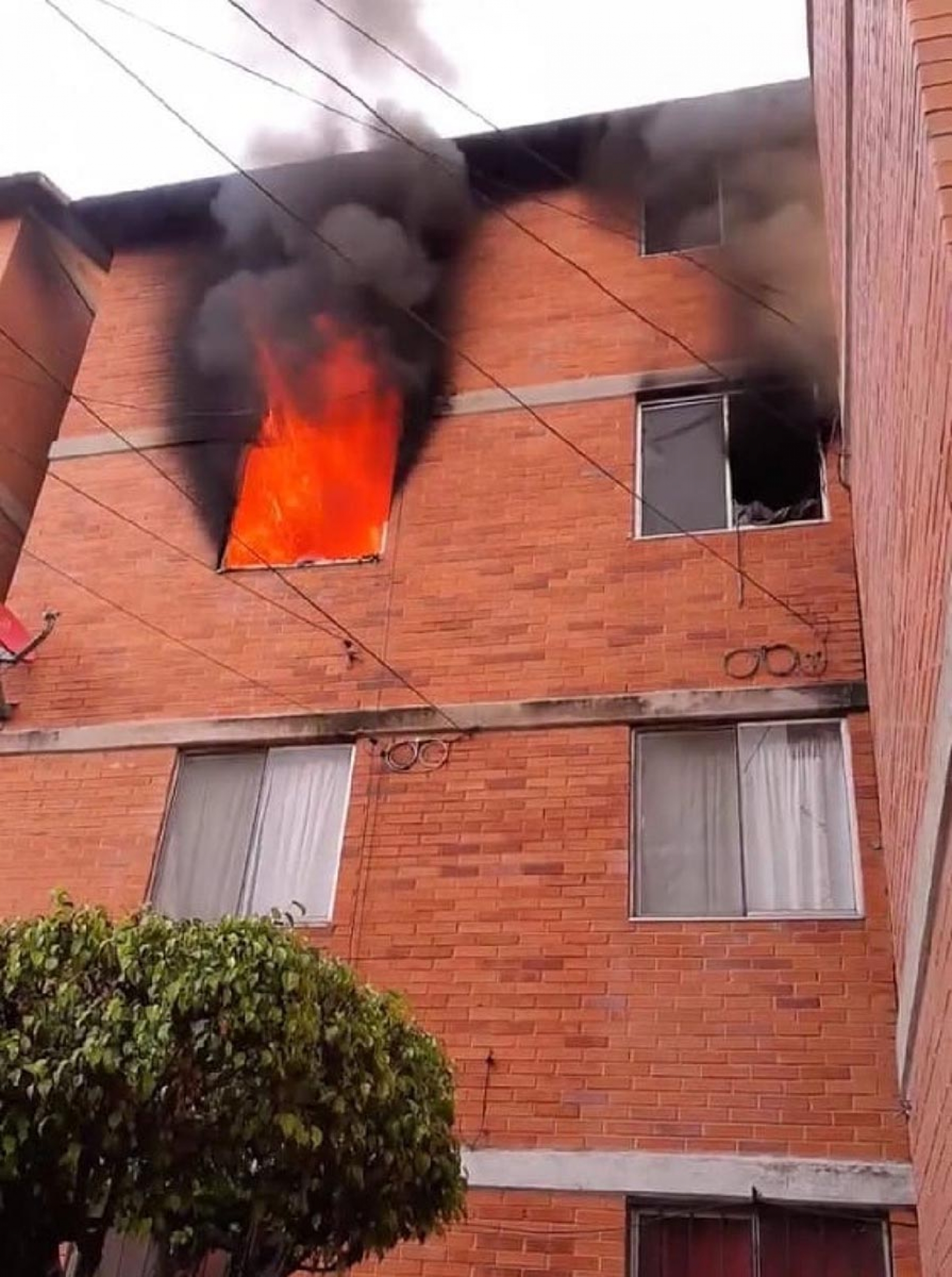 Incendio en unidad habitacional de Tetelcingo afecta tres departamentos