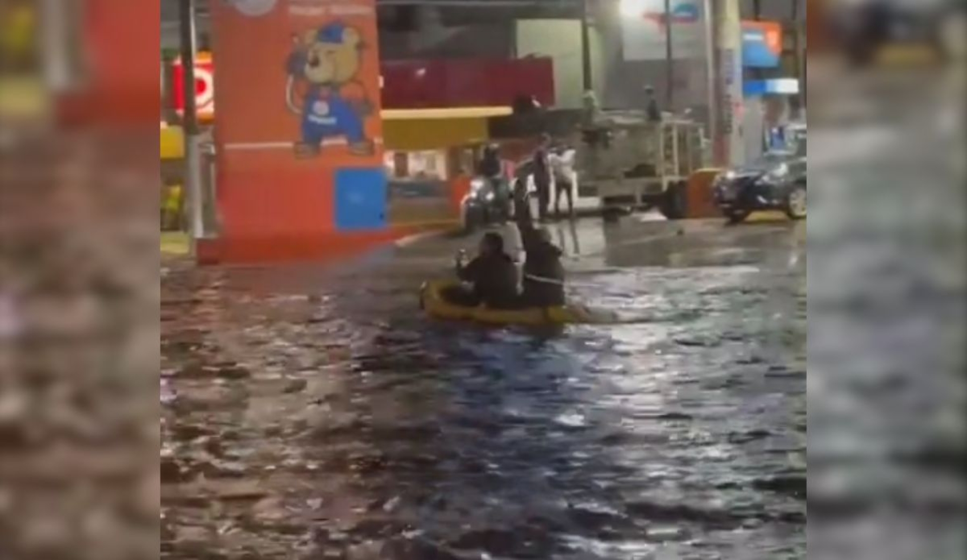 Jóvenes usan kayak en avenida inundada y se vuelven virales en Guadalajara