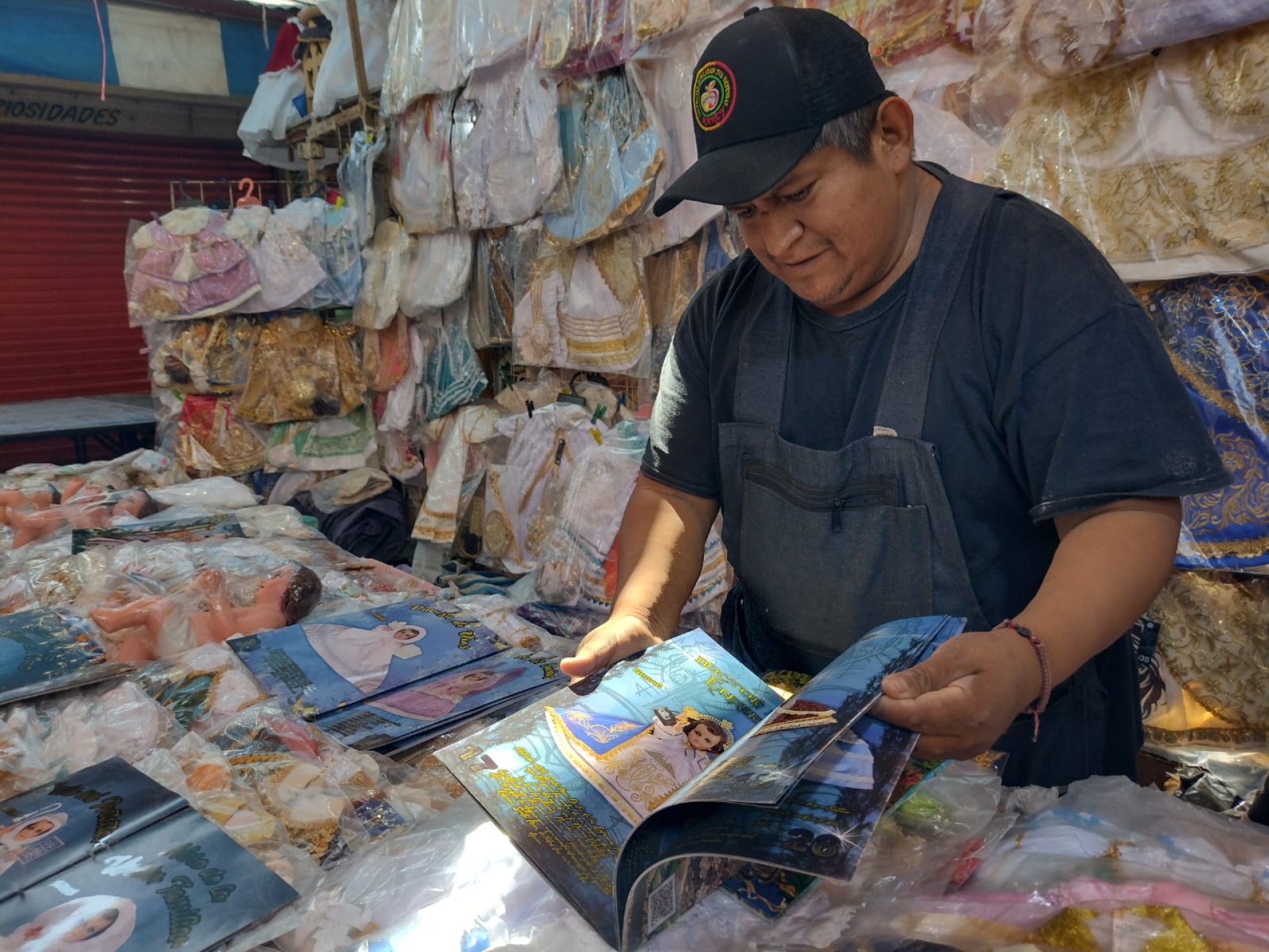 Comerciantes confían en repunte de ventas de ropa para el niño Dios rumbo al dos de febrero