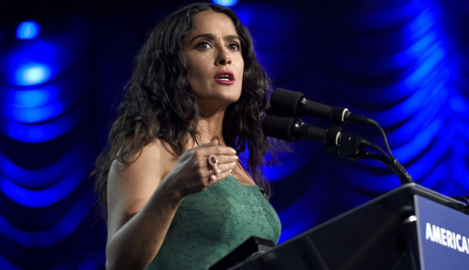 Salma Hayek manda mensaje a las autoridades por la masacre en Coatzacoalcos