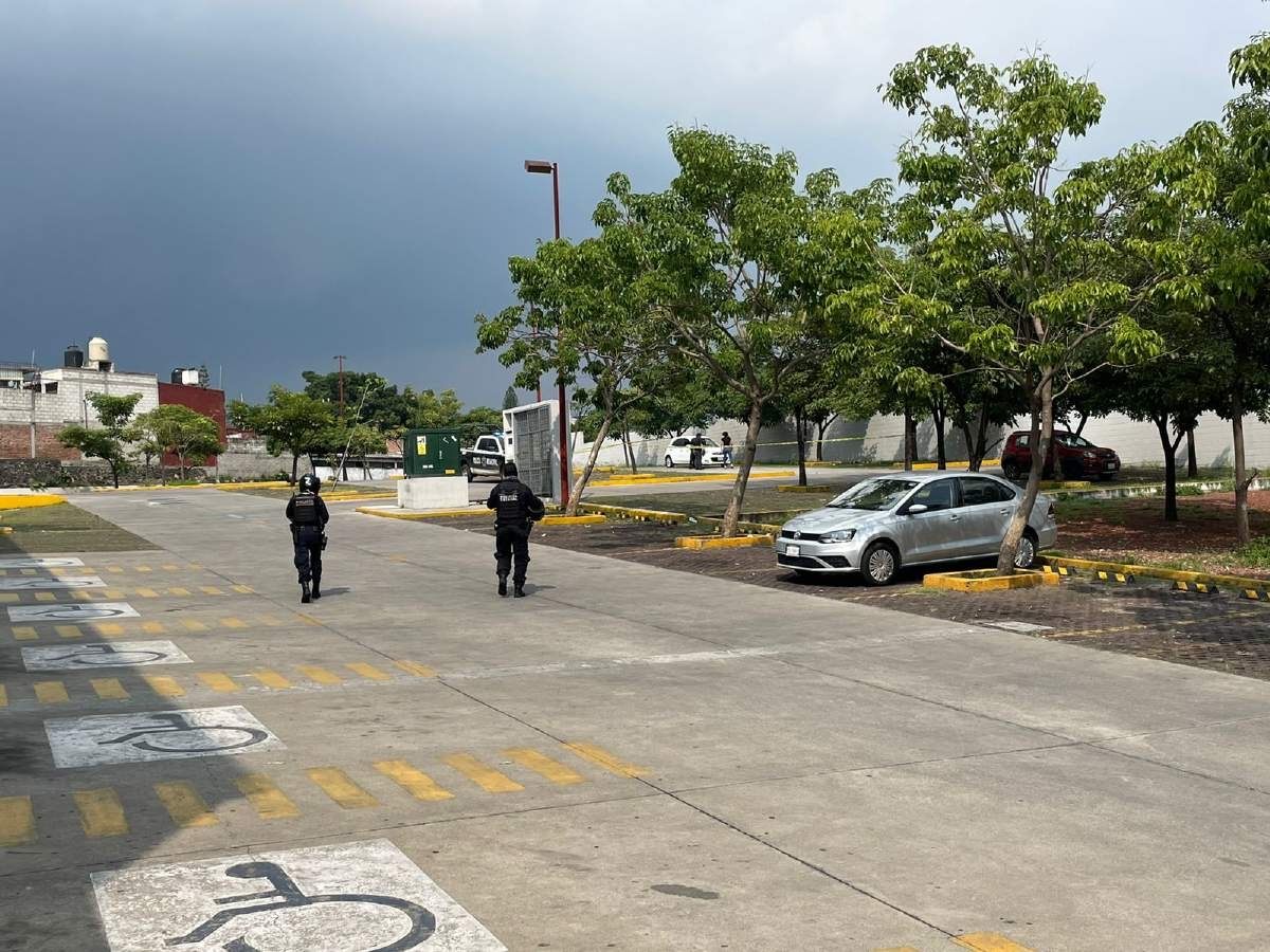 Hieren a individuo en estacionamiento de una tienda