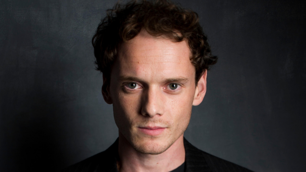 Padres de Yelchin demandan al fabricante de la camioneta que lo mató