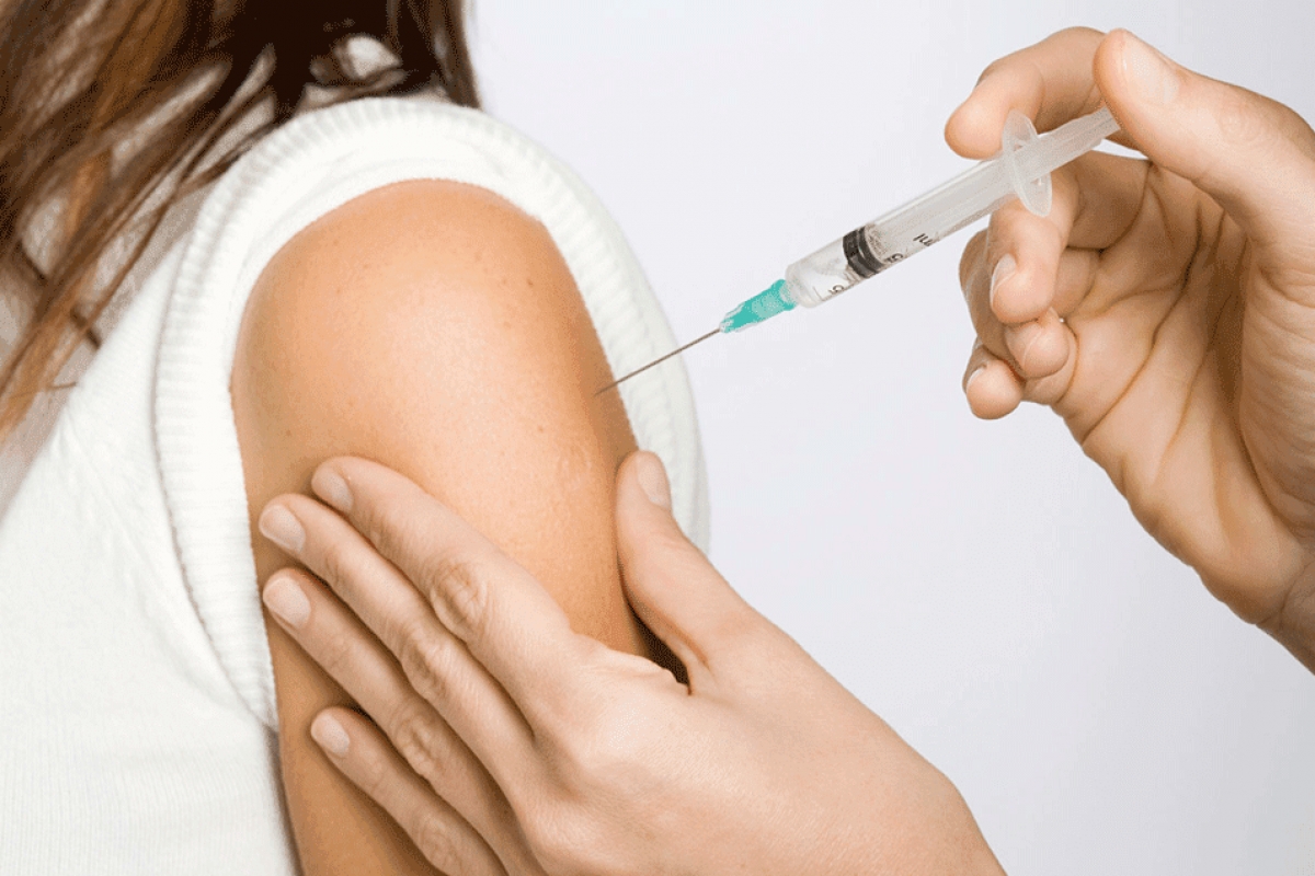 Mujer recibe seis dosis de vacuna COVID-19 de Pfizer, por error