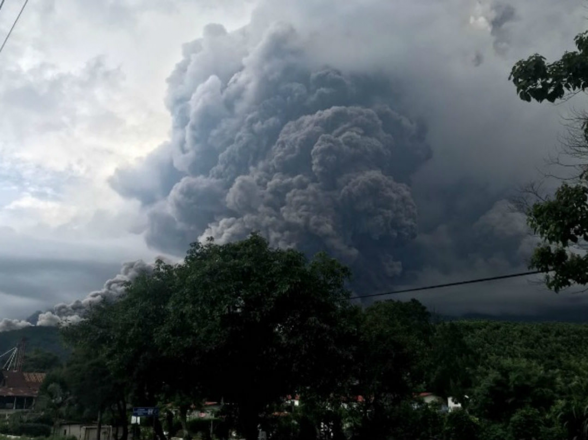 Erupción del volcán de Fuego en Guatemala deja siete muertos; cierran aeropuerto y evacuan a cientos
