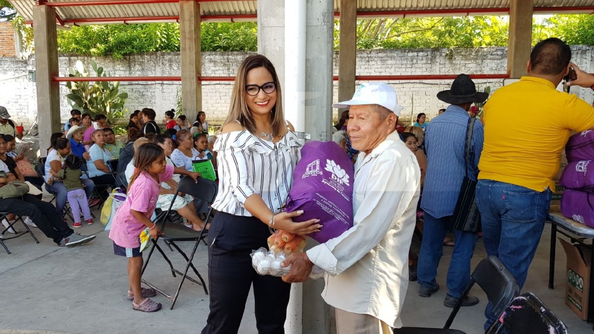 Entregan apoyos a población vulnerable de Ayala