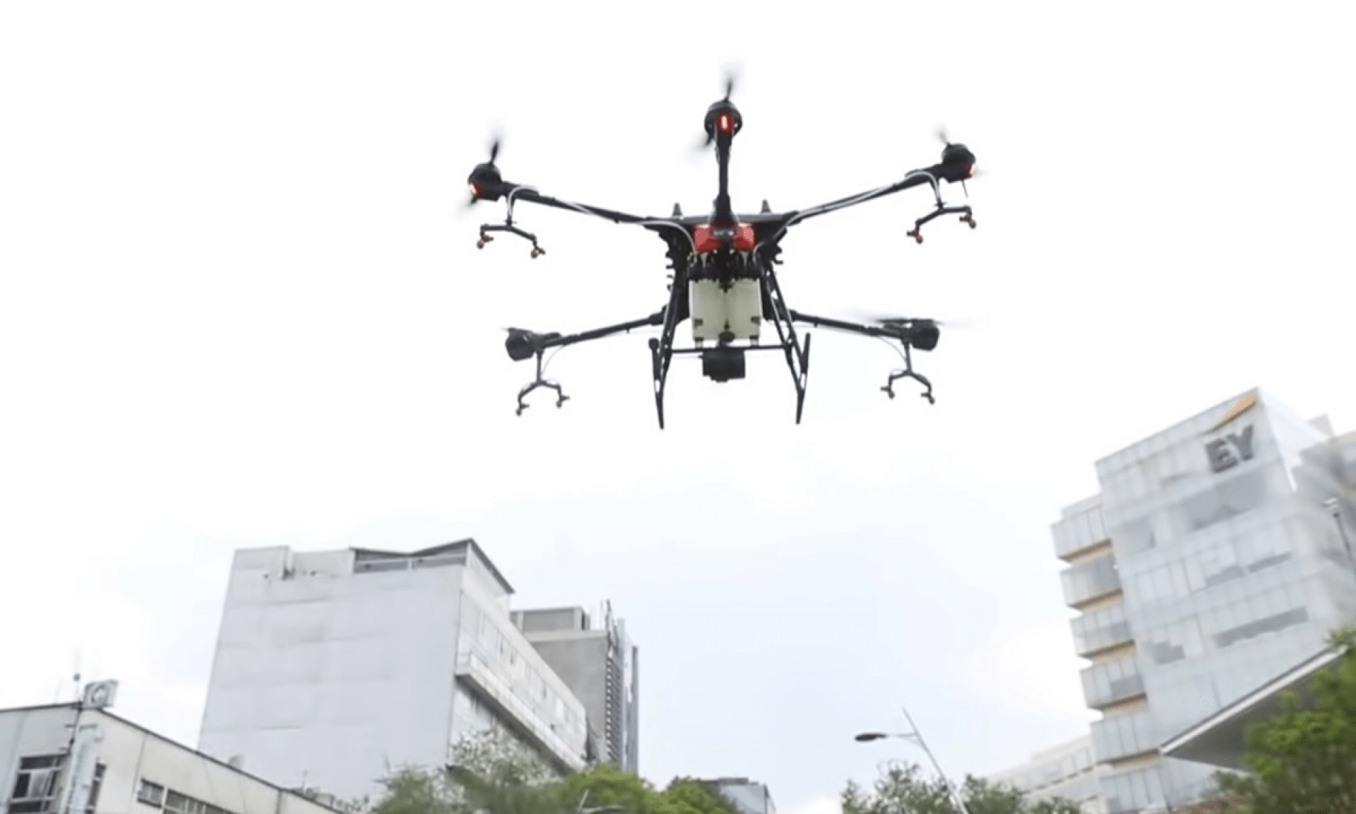 CDMX: Usan drone para sanitizar Polanco y evitar la propagación del coronavirus