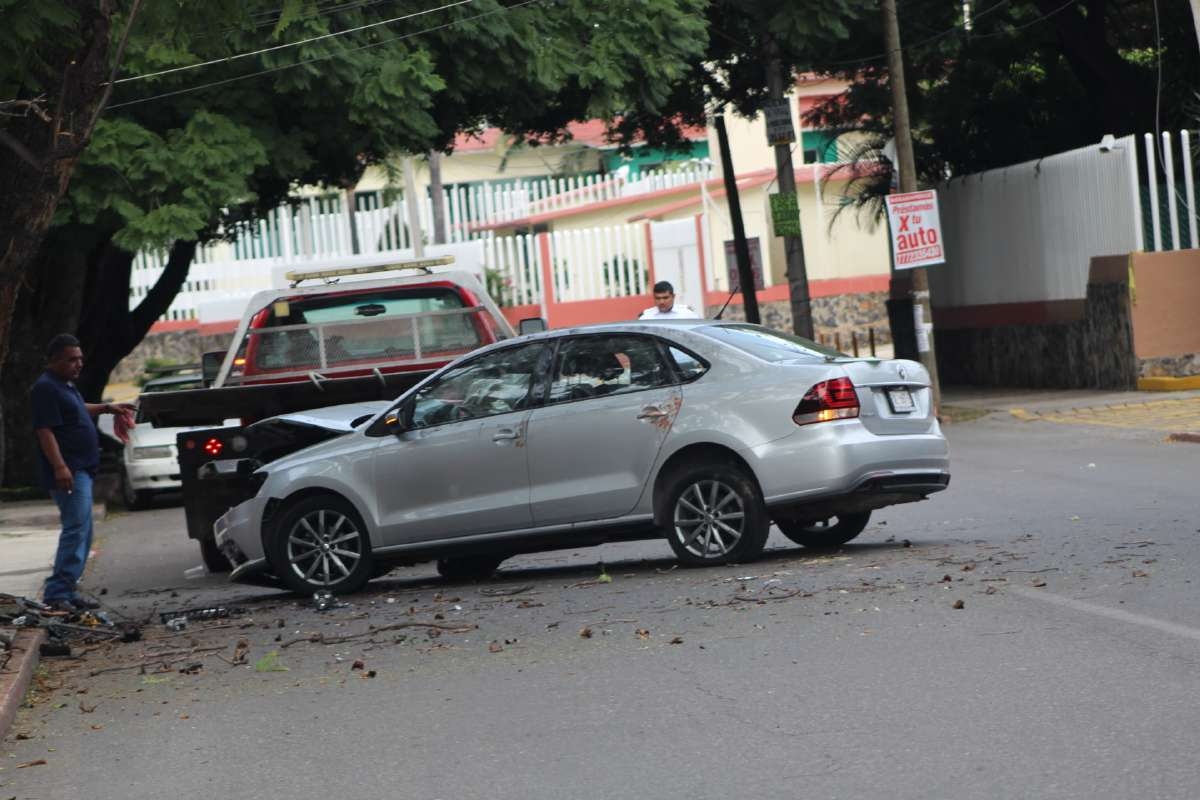Se estrelló contra un árbol