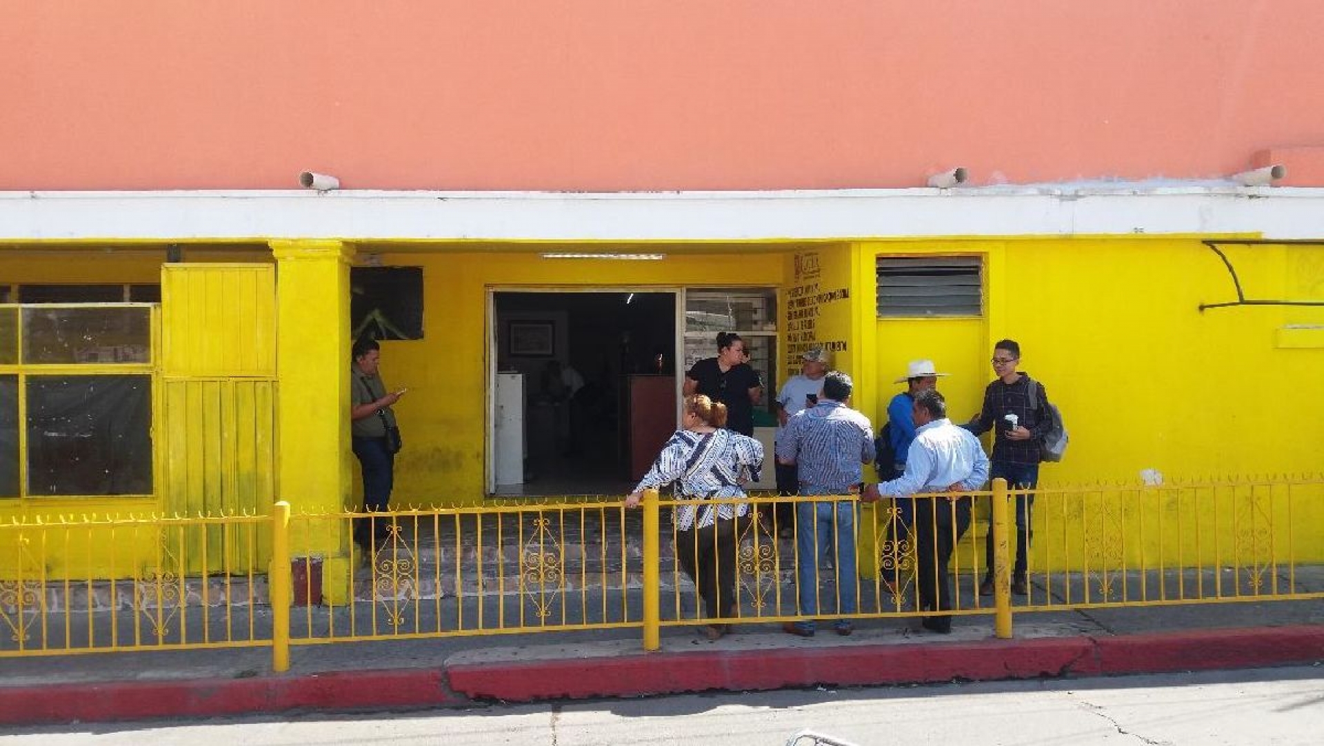 Demandan ayudantes municipales de Cuautla sueldos caídos