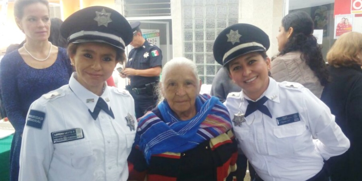 Policía Federal entrega regalos a adultos mayores, en el Inapam