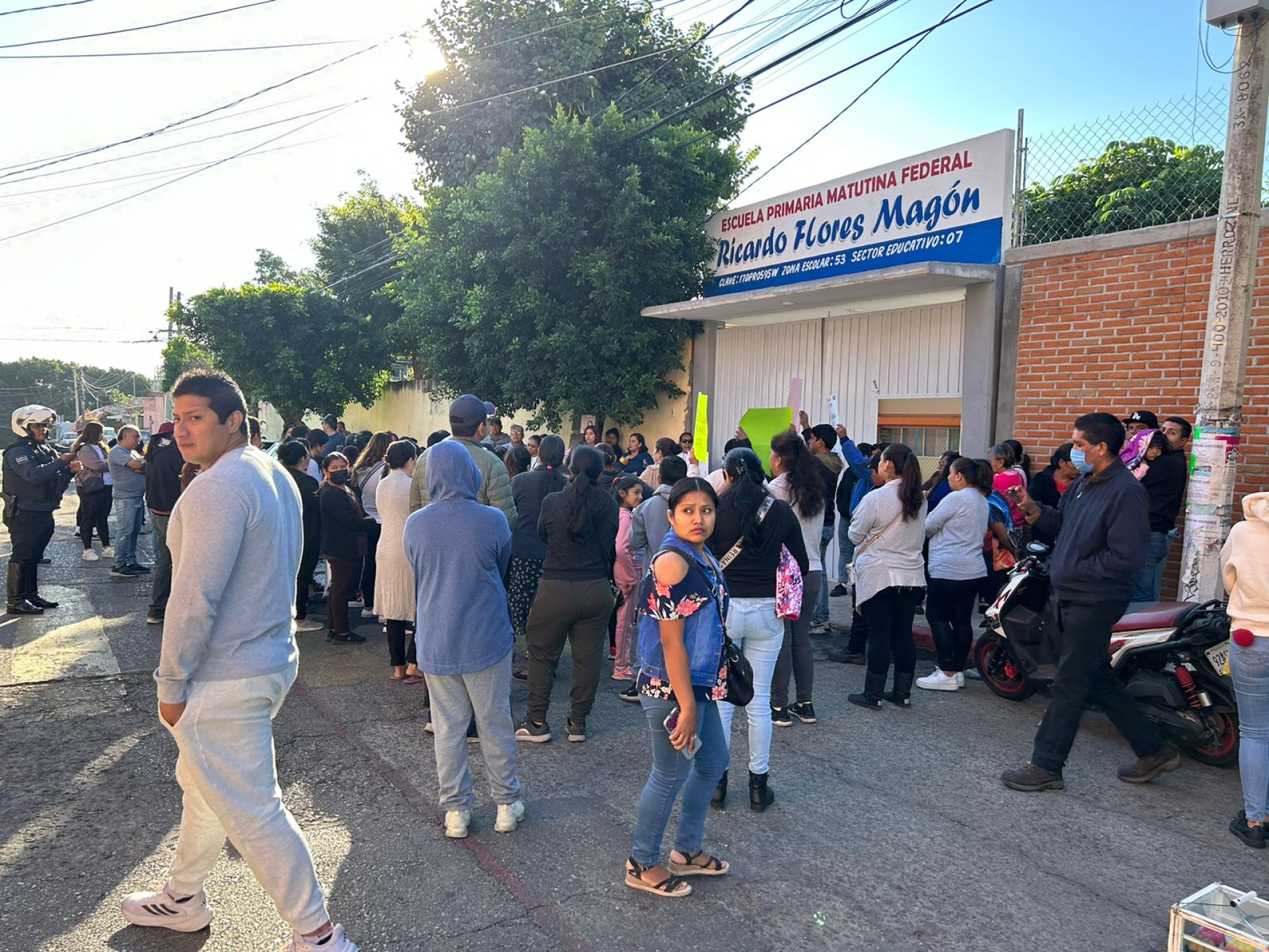 Se manifiestan padres de familia de la escuela 'Flores Magón', en Cuernavaca