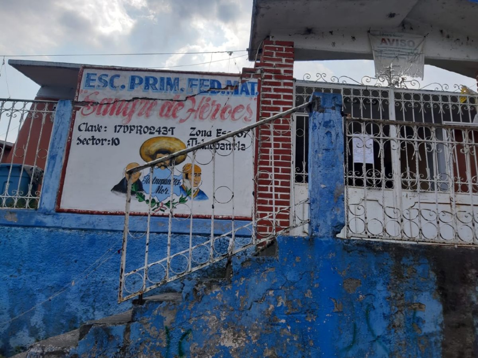Denuncian padres a director de primaria de Tlalnepantla