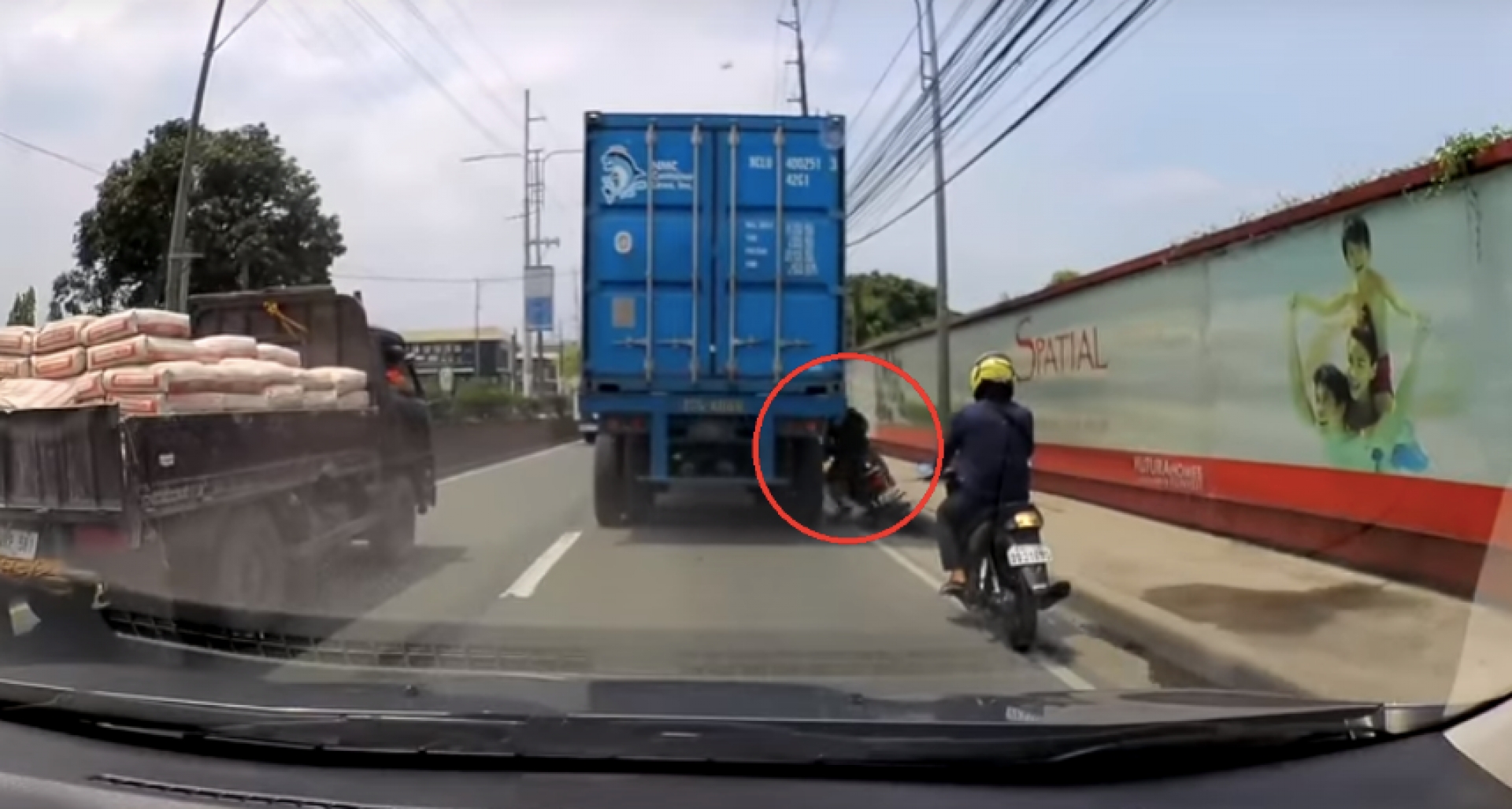 Camión aplasta la cabeza de un motociclista y él sobrevive para contarlo (VIDEO)