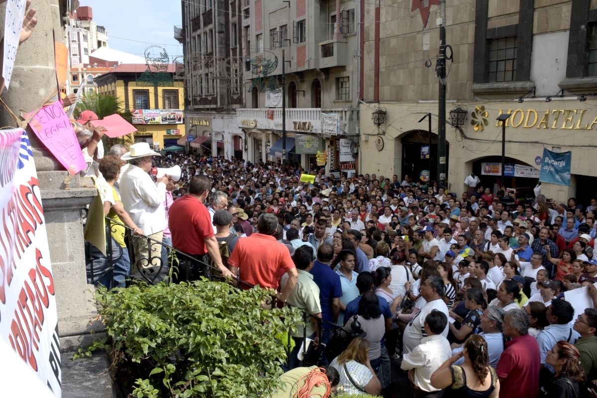Protestan por reformas en transporte e Instituto de Crédito