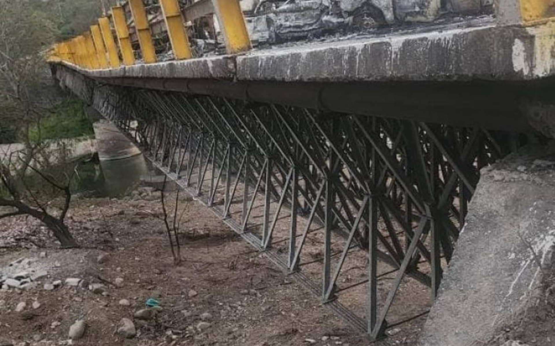 Explosión durante trabajos en puente de Puerto Vallarta deja un trabajador muerto