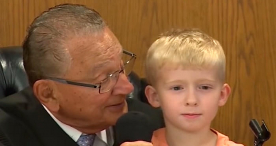 Juez pide opinión a hijo de un acusado, y este sentencia a su padre