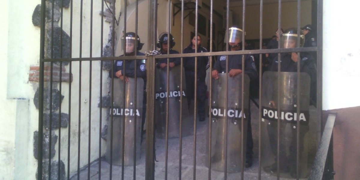 Custodian policías accesos al Congreso local
