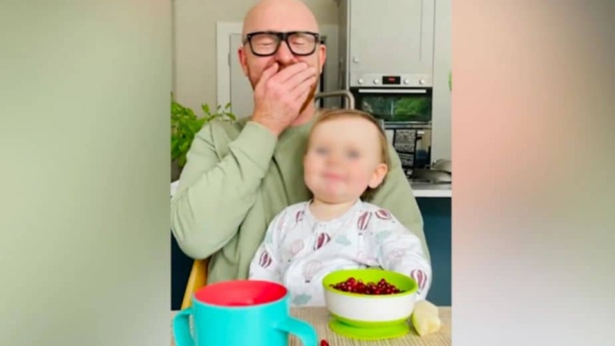 Un bebé dice "mamá" con un peculiar tono de voz