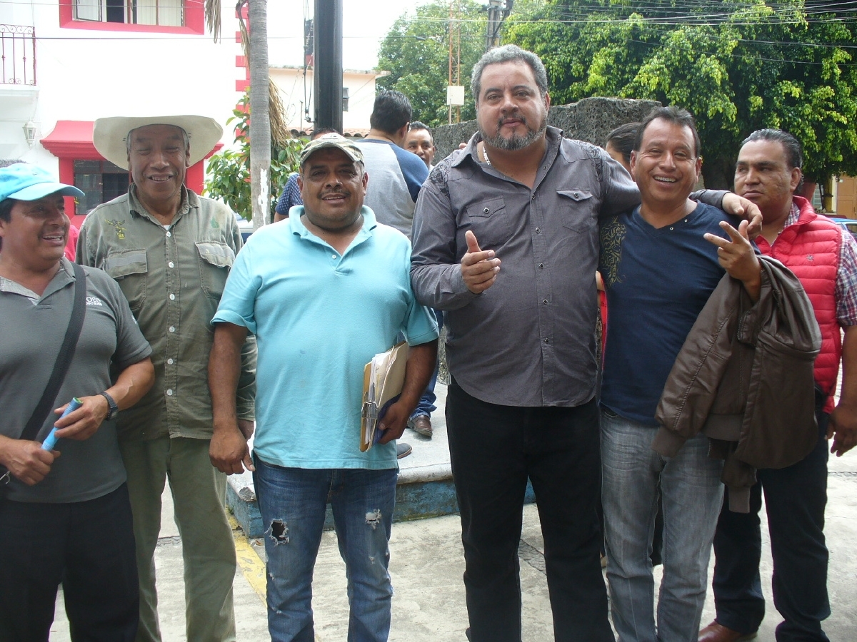 Entrega Hugo Bobadilla Gutiérrez fertilizante a productores de Ocuituco