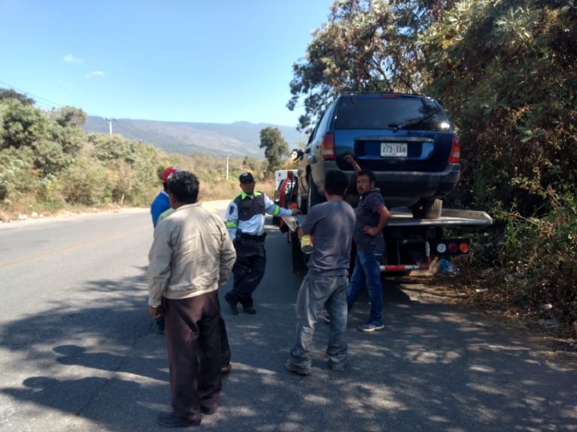 Volcadura en Santa Catarina deja un herido