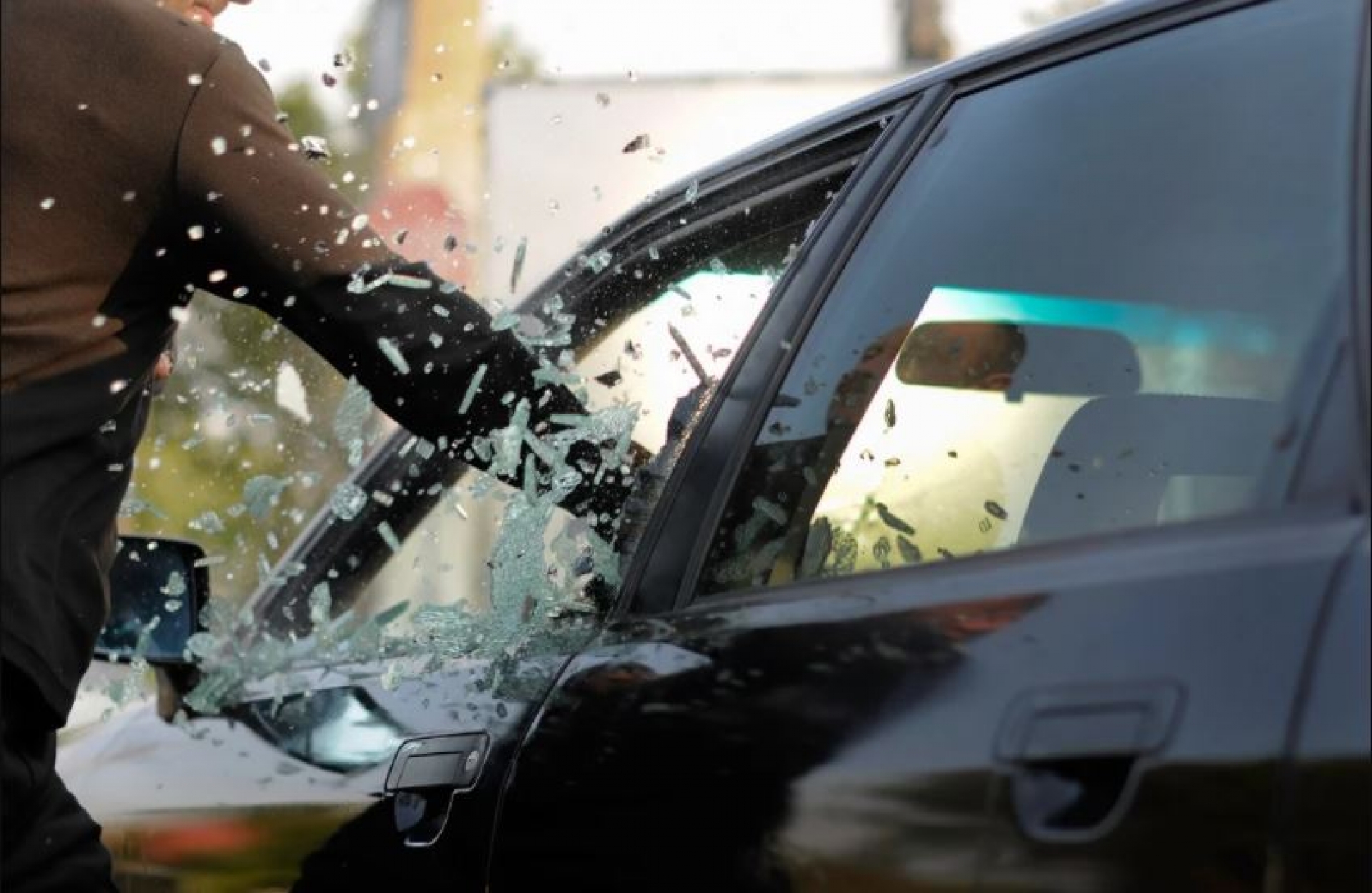 Roban un auto en Lomas de Cortés