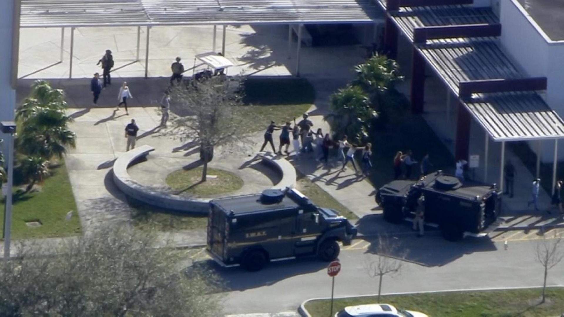 Un tiroteo en una escuela secundaria al norte de Miami deja varios heridos