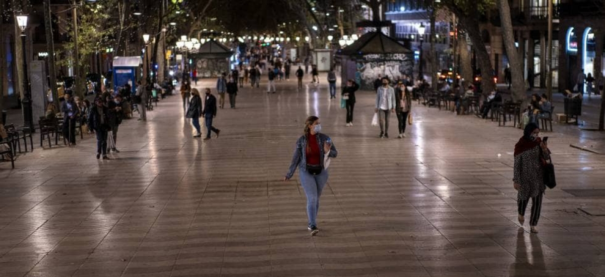 Vuelve toque de queda nocturno en Barcelona por nueva ola de COVID