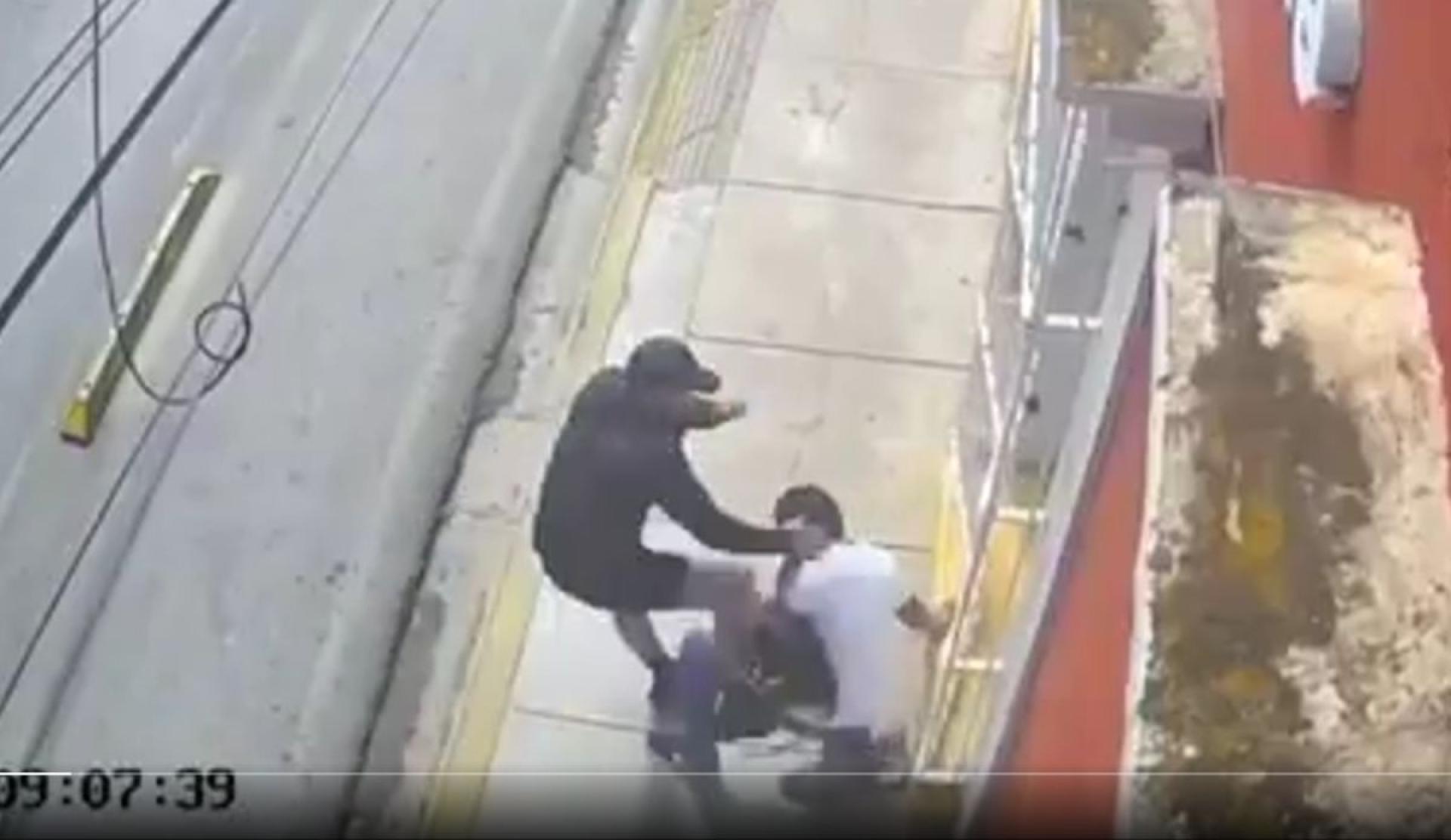 Captan golpiza de ciclista a peatón por usar ciclovía en Oaxaca; buscan al agresor (VIDEO)