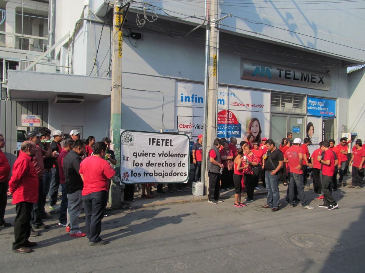 Se manifiestan trabajadores de Telmex frente a sus oficinas comerciales