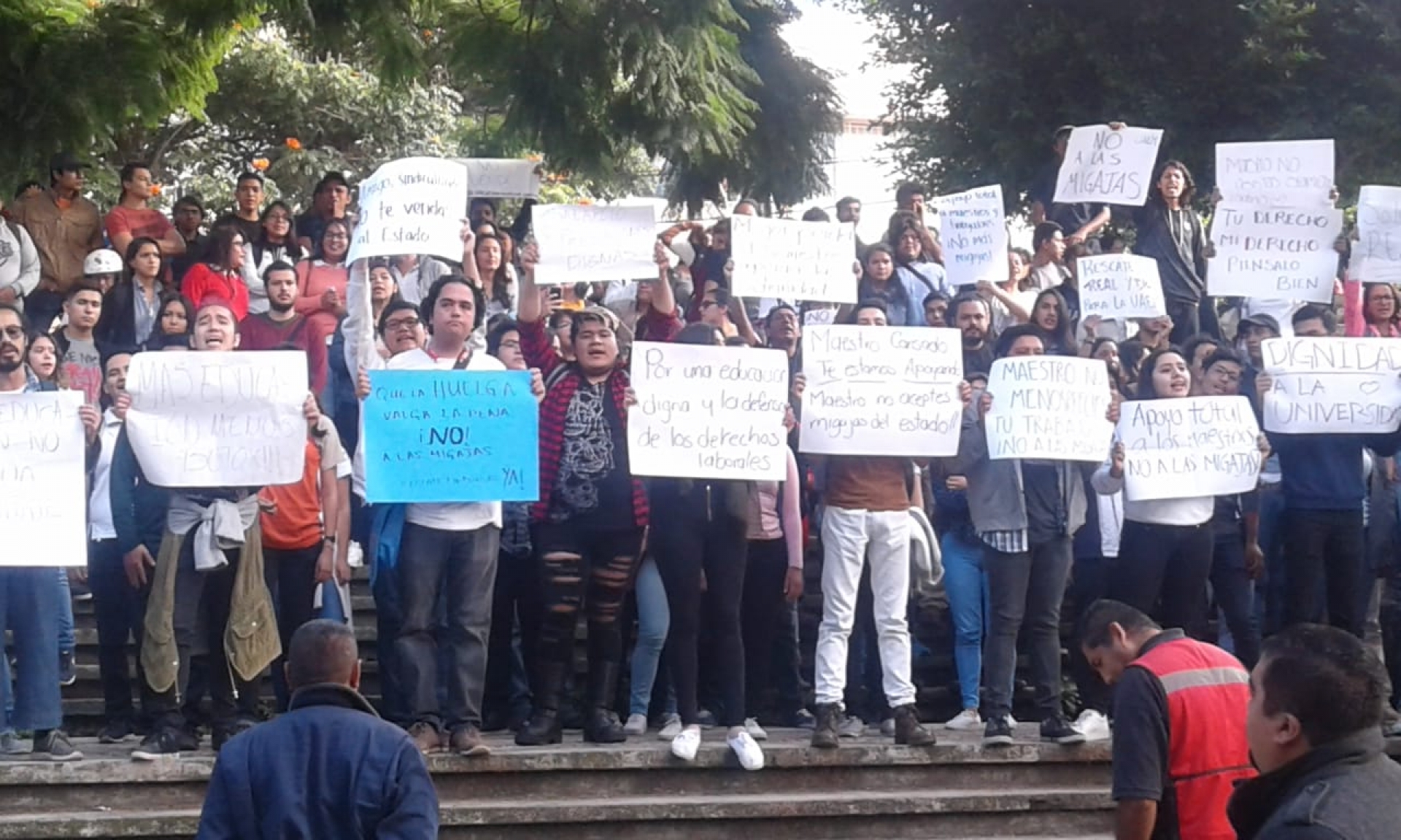 Se manifiestan jóvenes en la UAEM; piden rescate financiero