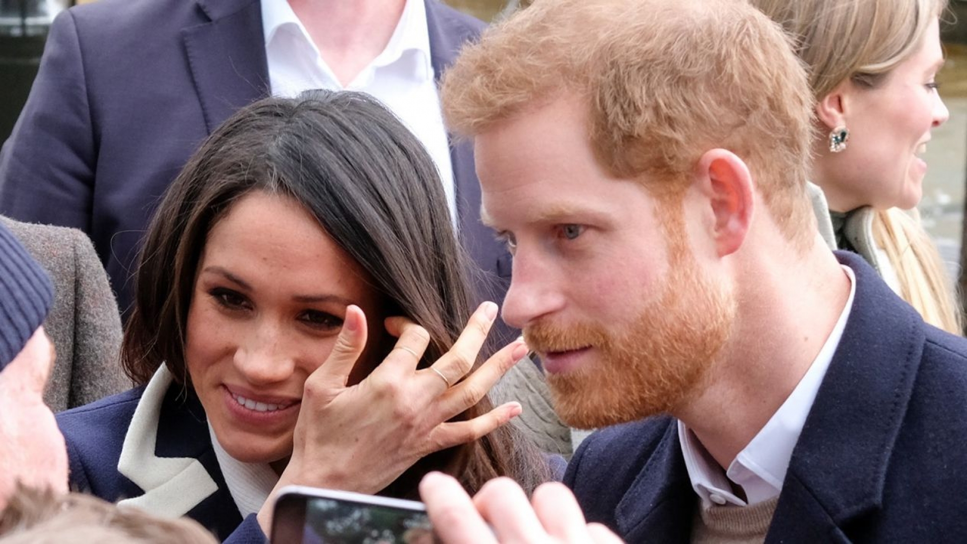 Isabel II acepta decisión de príncipe Harry y Meghan de apartarse de la realeza británica