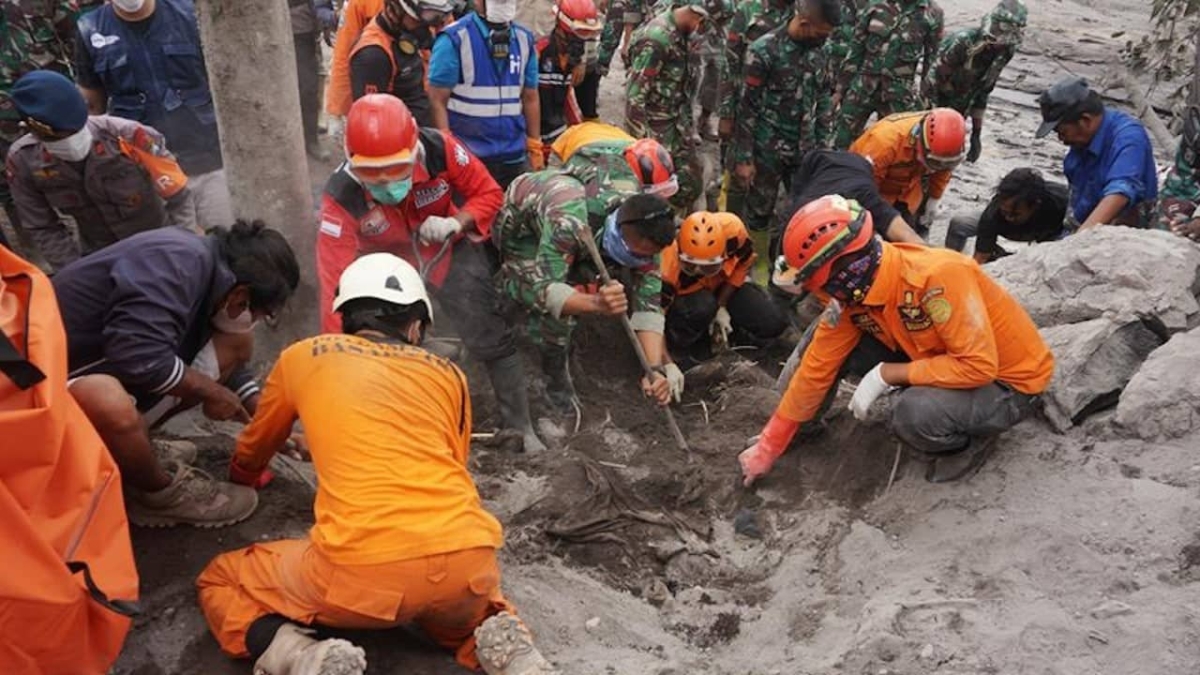 Suman 15 muertos por la erupción del volcán Semeru, en Indonesia
