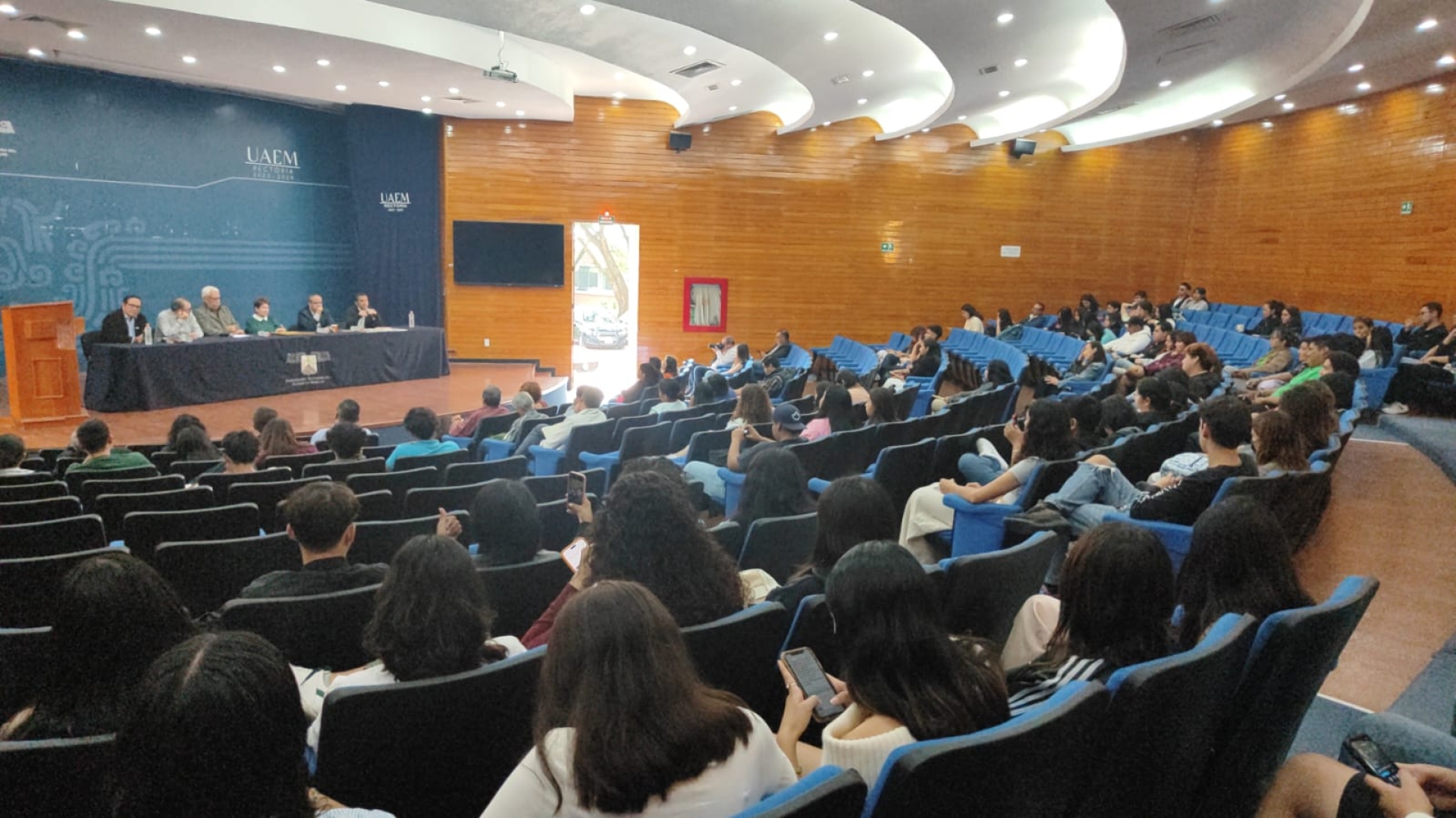 Llevan a cabo conversatorio 'Historia, patrimonio y turismo' en la UAEM