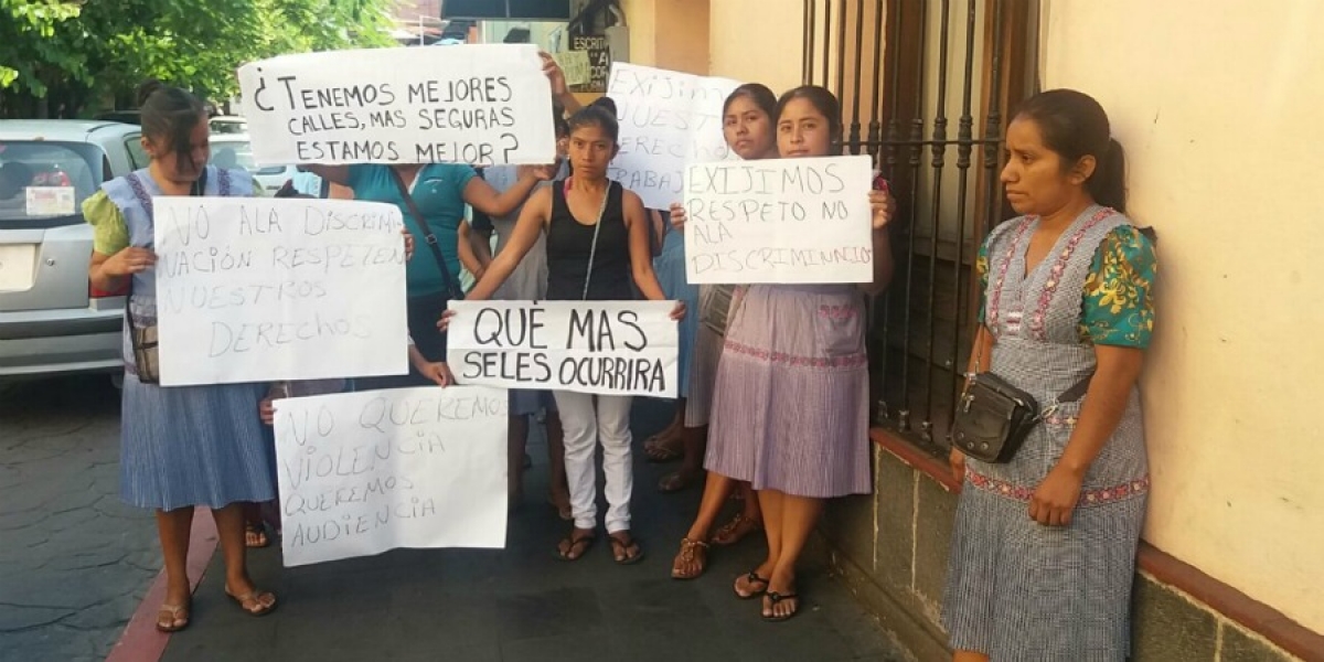 Exigen mujeres indígenas a autoridades ser reubicadas para continuar vendiendo artesanías