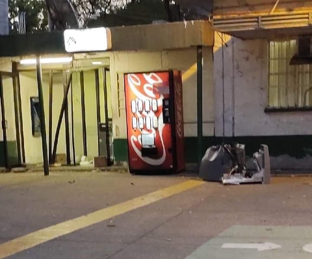 Desprenden cajero, pero falla la camioneta en la que se lo llevarían