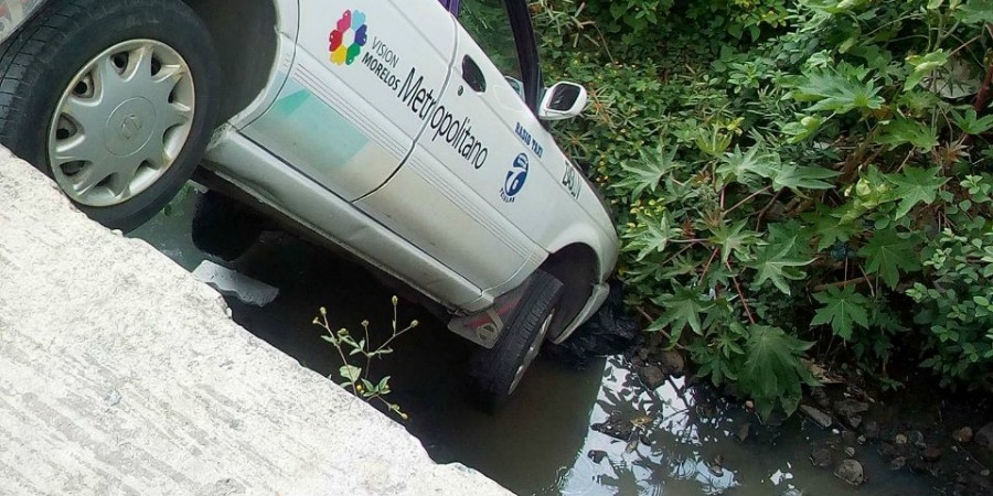 Taxista resulta lesionado tras caer con su vehículo a barranca