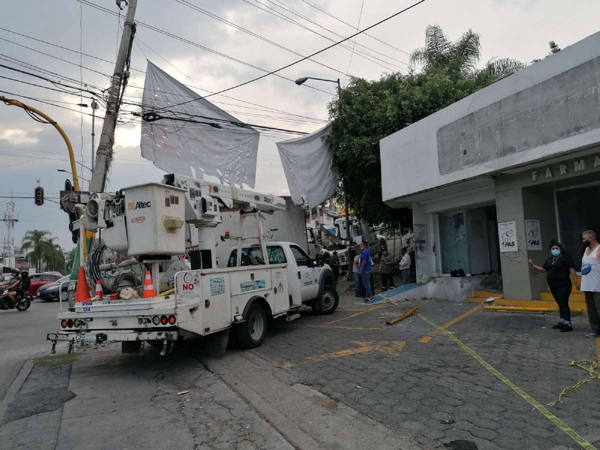 Se impacta camión contra un poste de la CFE