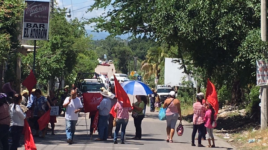 Estrangulan antorchistas carreteras en el municipio de Ayala para exigir apoyos