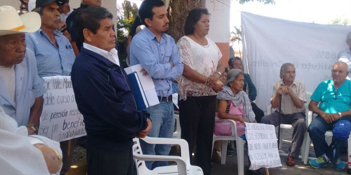 Se manifiestan jubilados del SAPAC; reclaman pagos pendientes