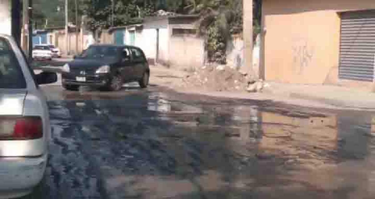 Persiste práctica de arrojar aguas jabonosas a calles de Coatetelco