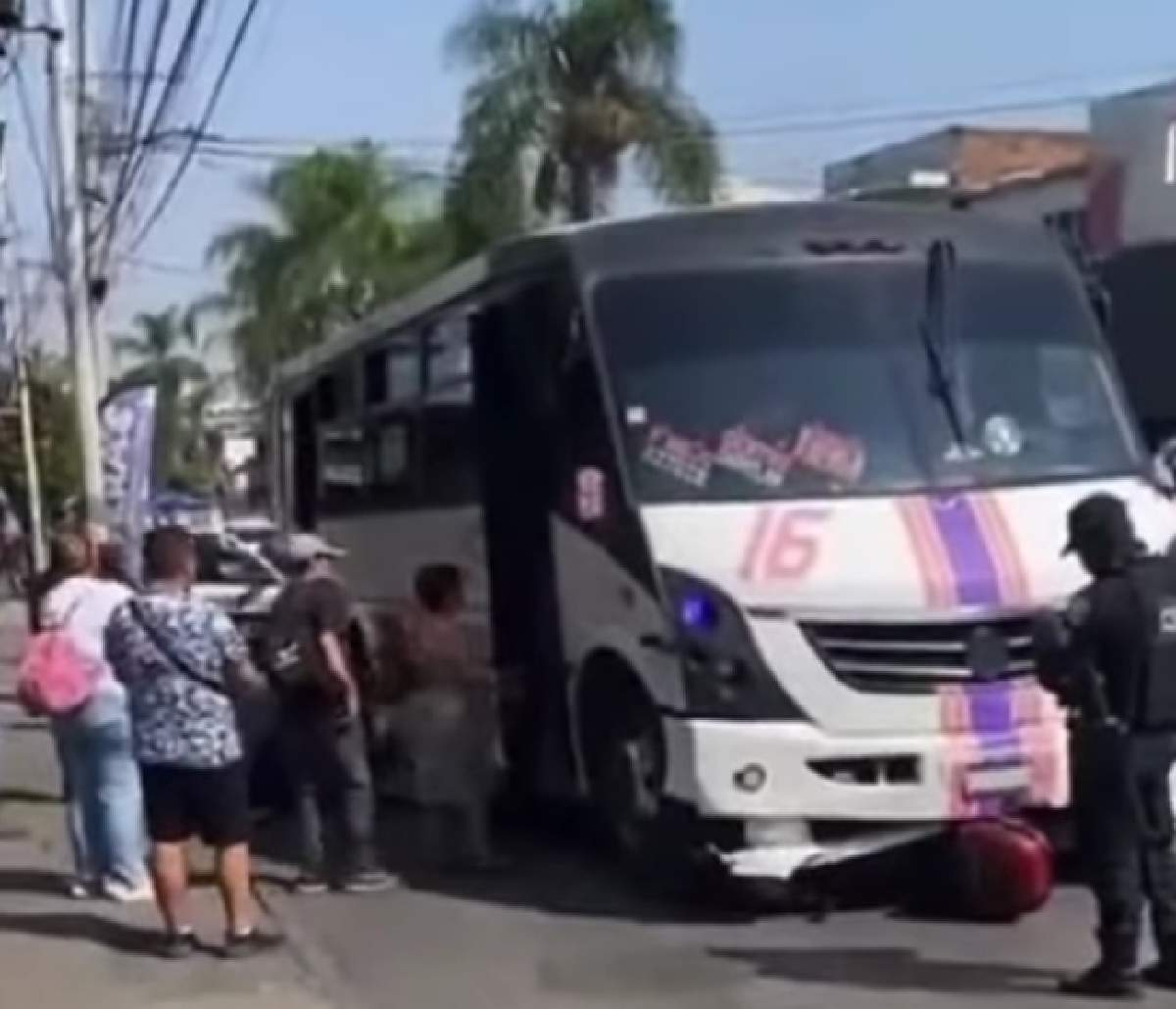 Embiste 'ruta' a motociclista en Amatitlán