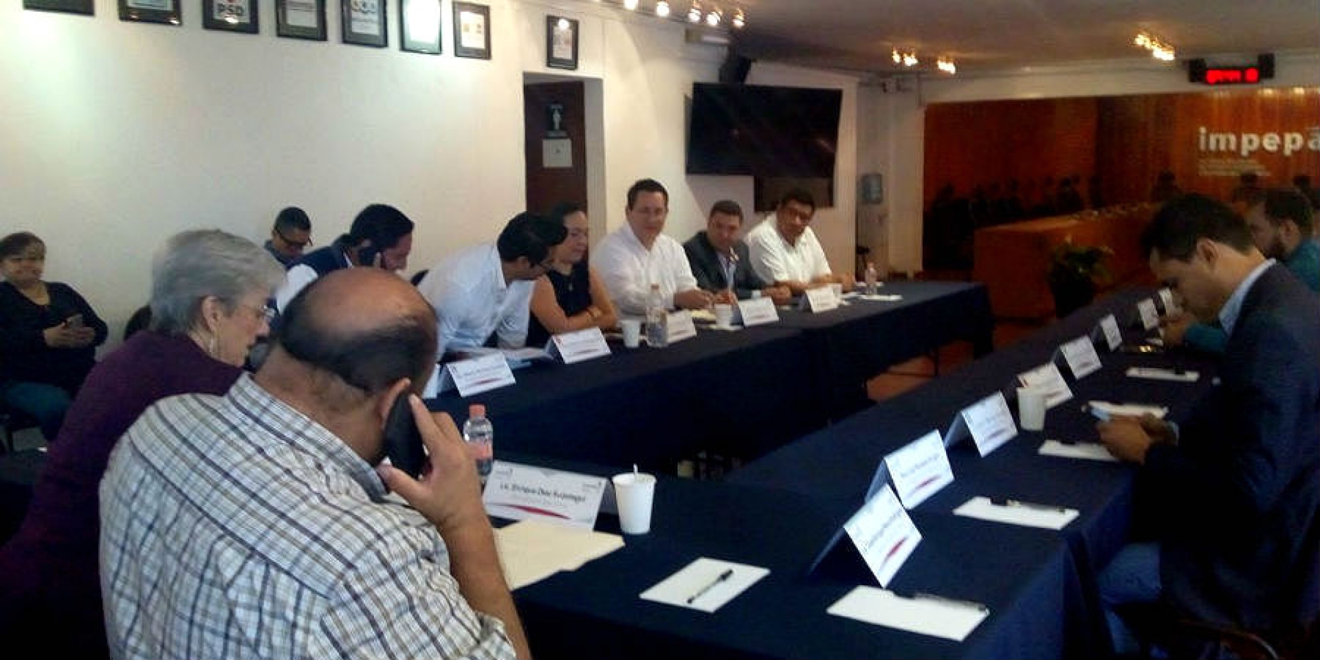 Se reúnen dirigentes de partidos políticos con consejeros electorales