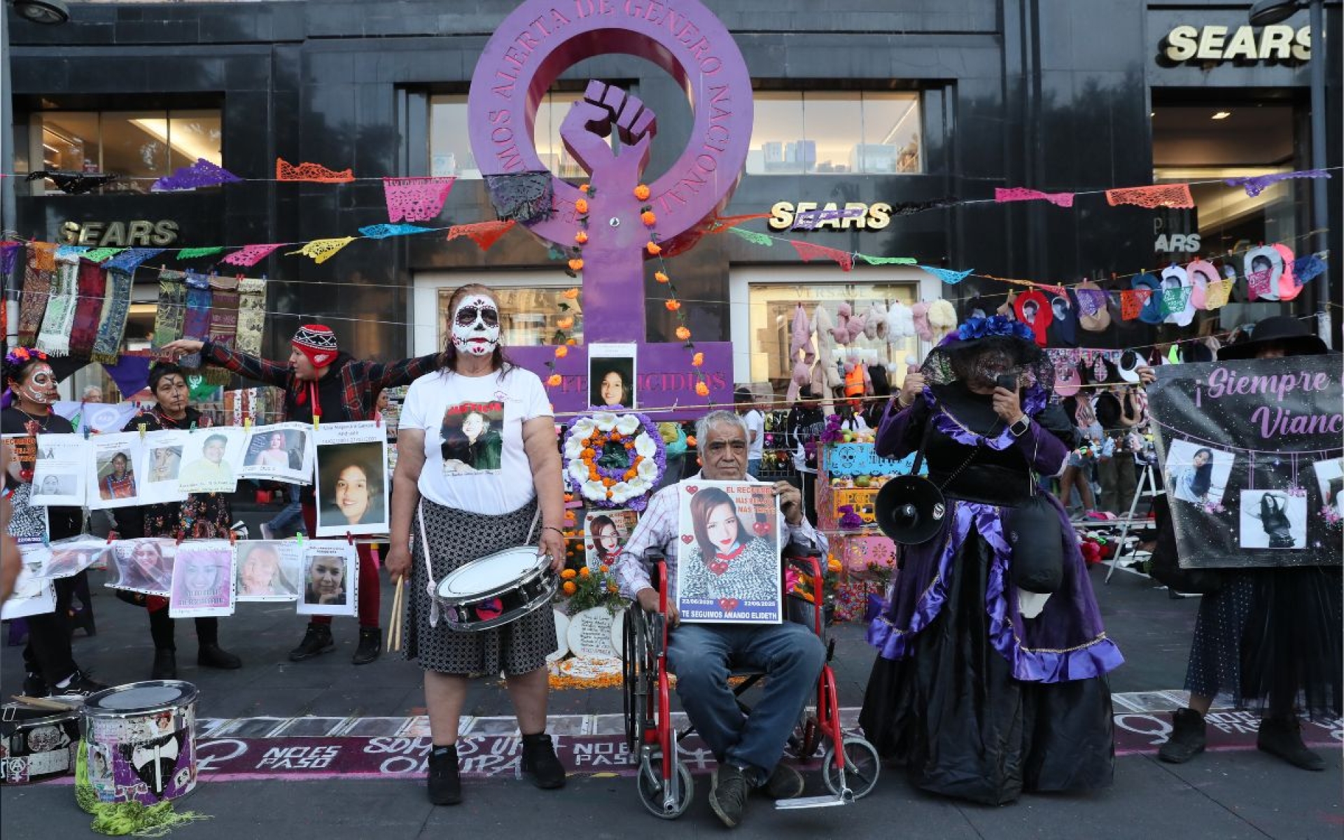 Colectivos rinden homenaje con ofrenda a víctimas de feminicidio y desaparición