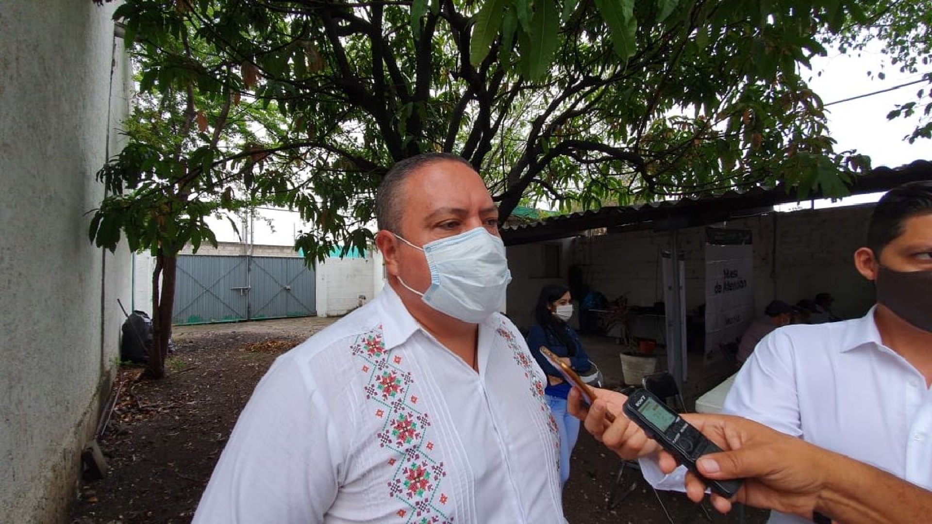 Entregan becas “Benito Juárez” a pobladores de la región oriente