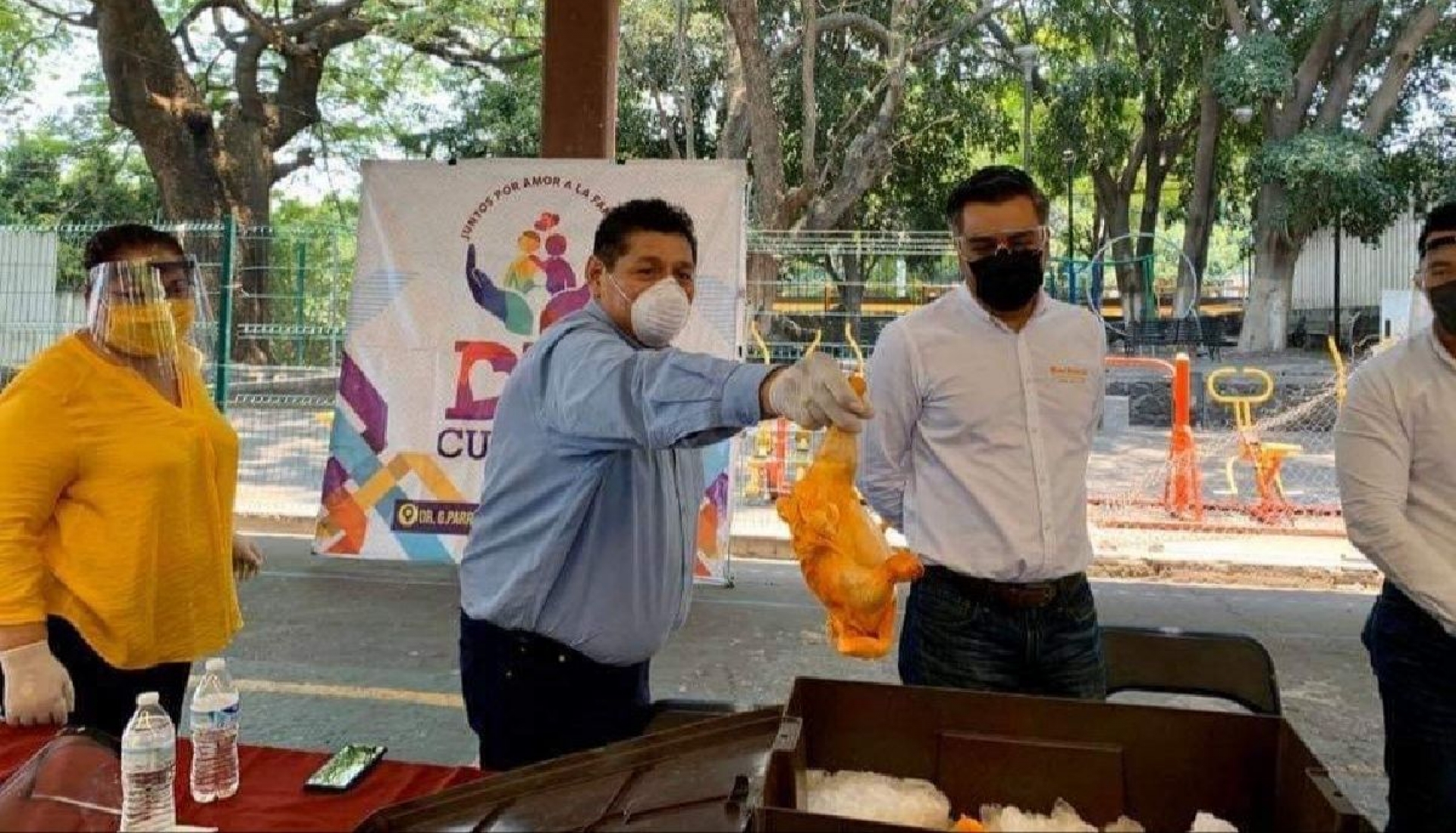 Entregan dos toneladas de pollo a familias vulnerables de Cuautla