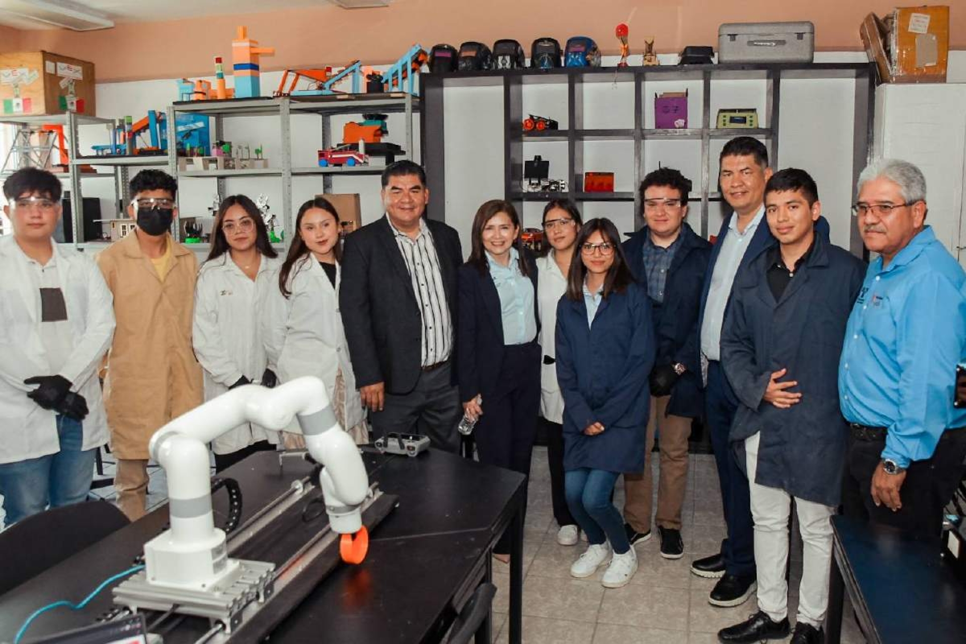 Dona alcalde de Yecapixtla impresora 3D a la EES UAEM