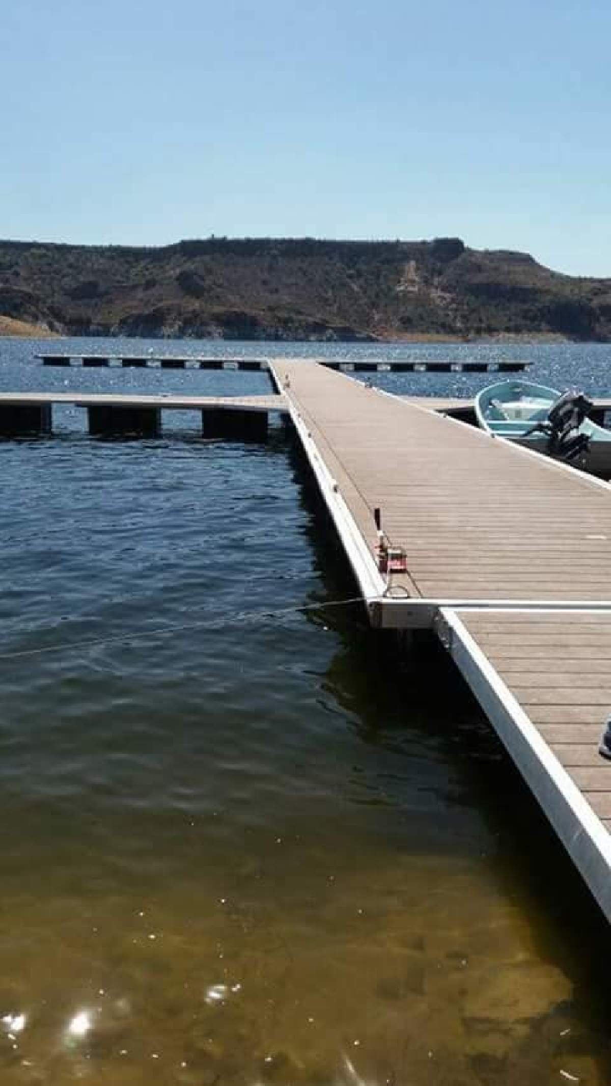 Sin consolidar, muelle flotante en la laguna de Coatetelco
