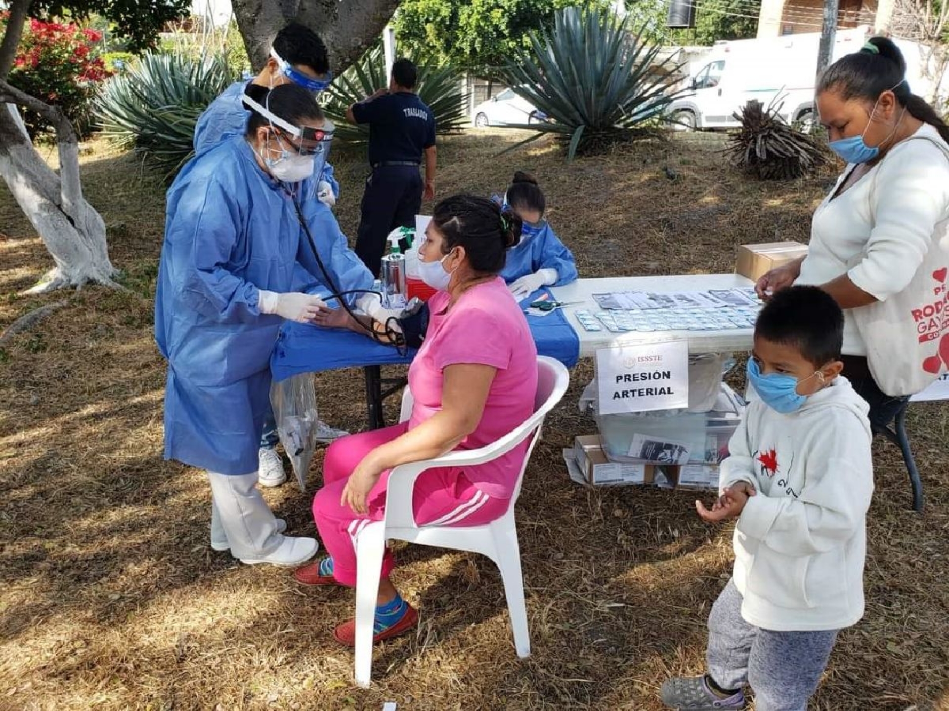 Llevan el ISSSTE servicios médicos a colonia de Coatetelco